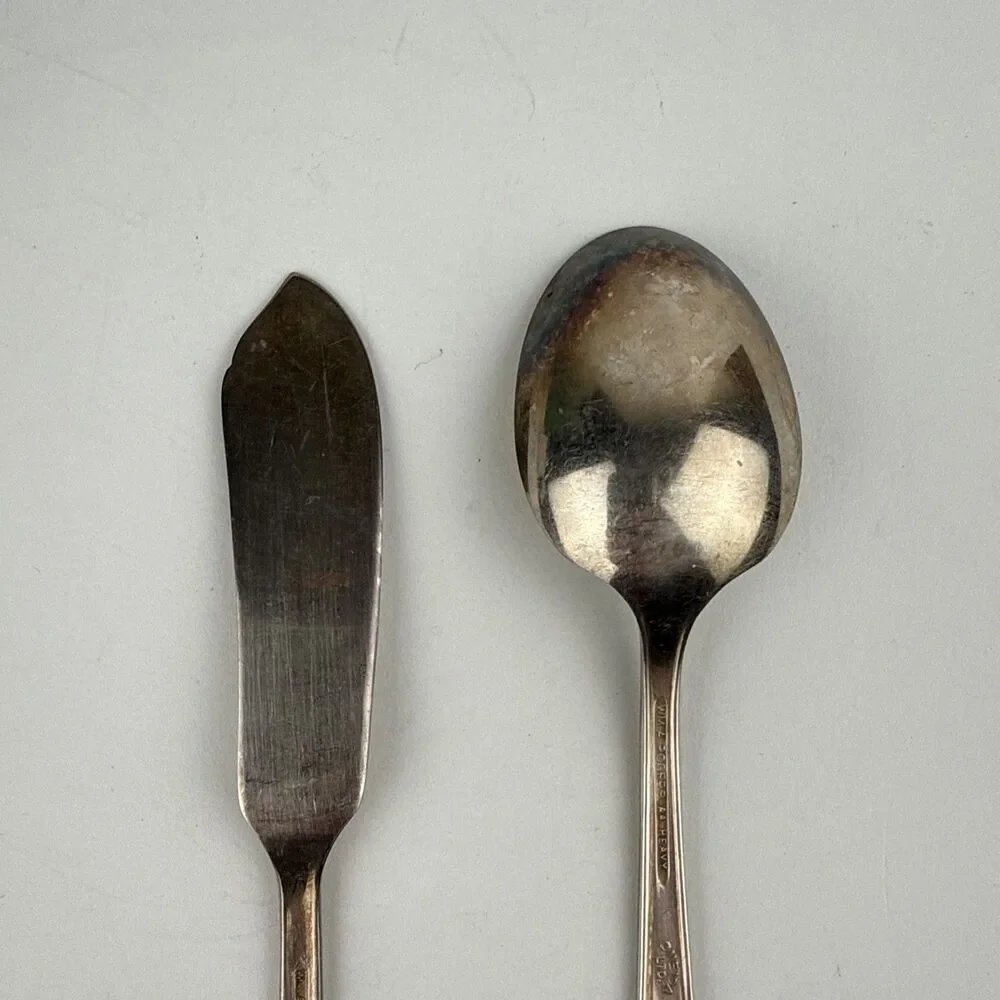 Wm A Rogers 1940 ARTISTIC Pattern Sugar Spoon & Butter Knife Oneida Ltd